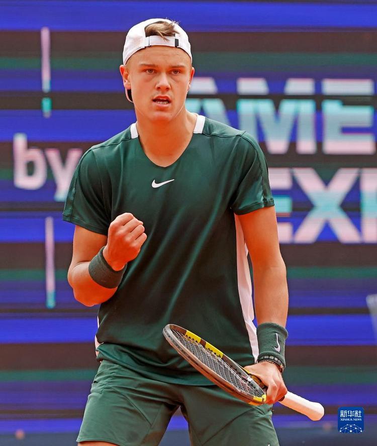 湖北武汉：马拉松遇上赏樱季 “体育+”成消费新引擎.