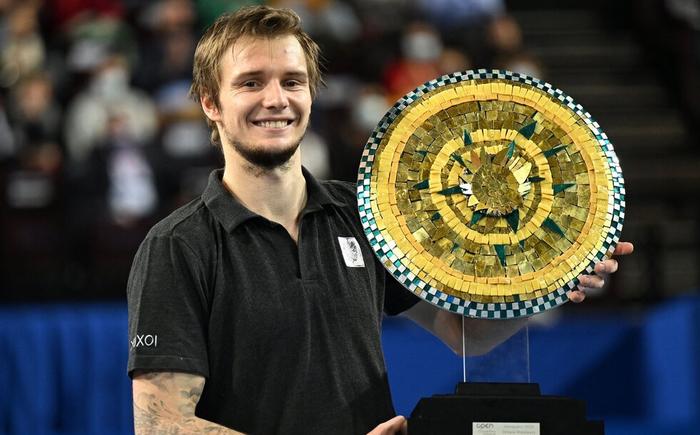 人士对他的 人士对他的