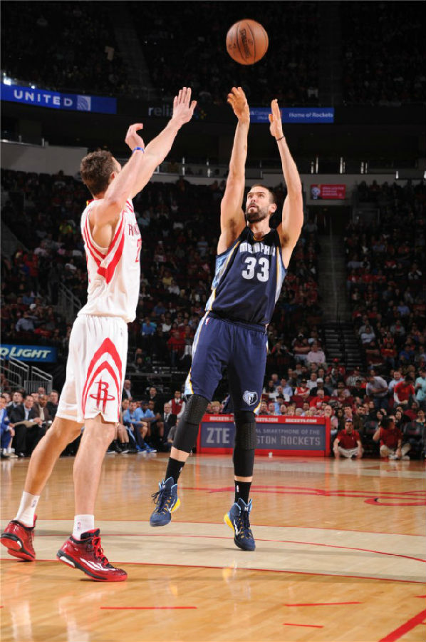 山东泰山4比3逆转梅州，三大外援包办四粒进球，比赛过程跌宕起伏.